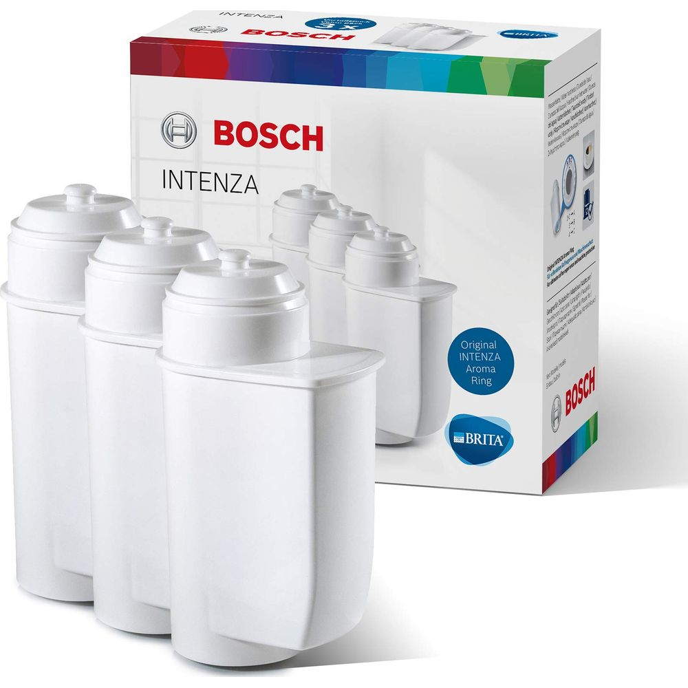 Fünf weiße Bosch Intenza Wasserfilterpatronen stehen vor einer Produktverpackung.