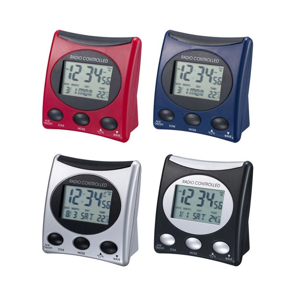 Vier radiografisch gestuurde wekkers in rood, blauw, zilver en zwart met digitale displays.