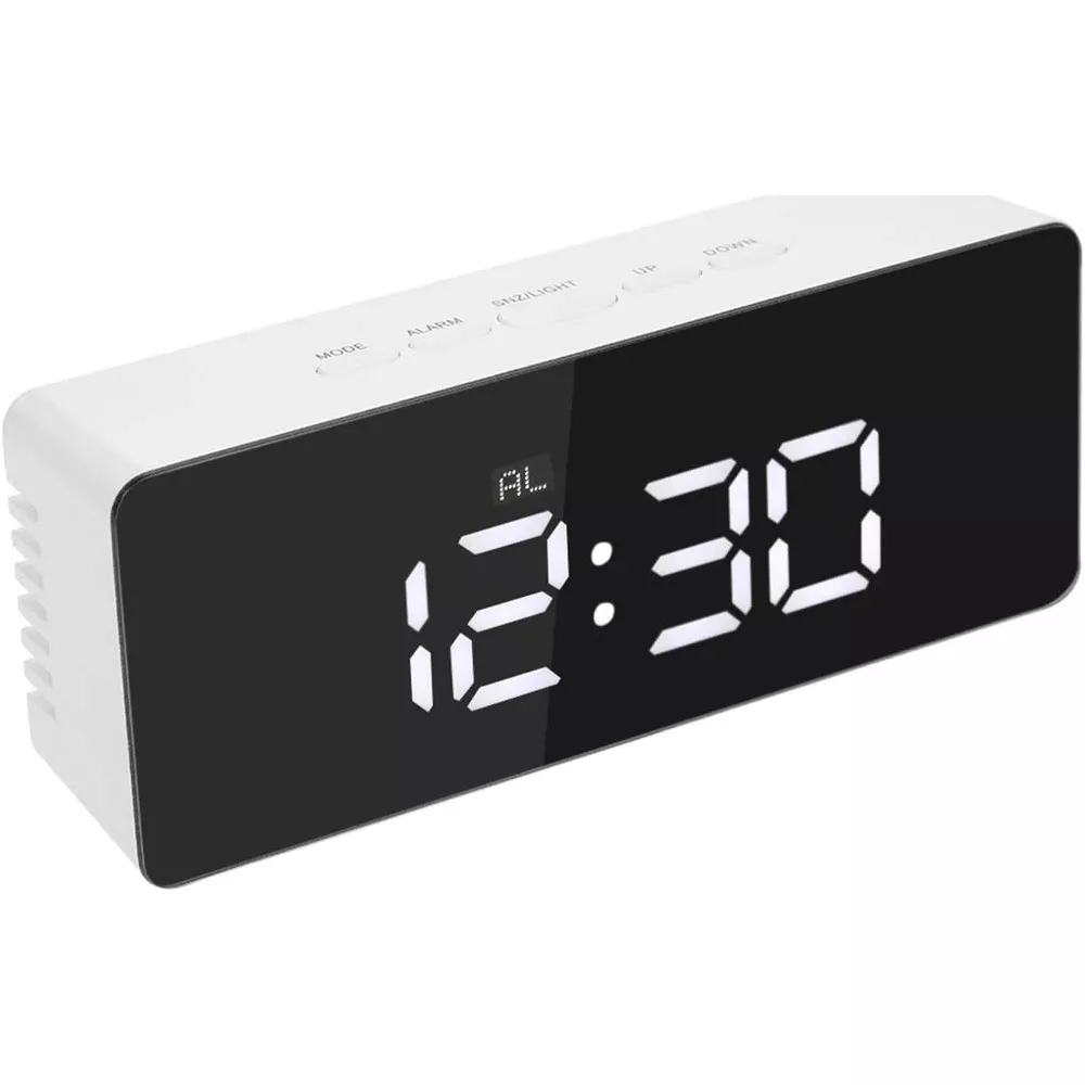 Biały budzik cyfrowy z czarnym wyświetlaczem pokazuje 12:30.