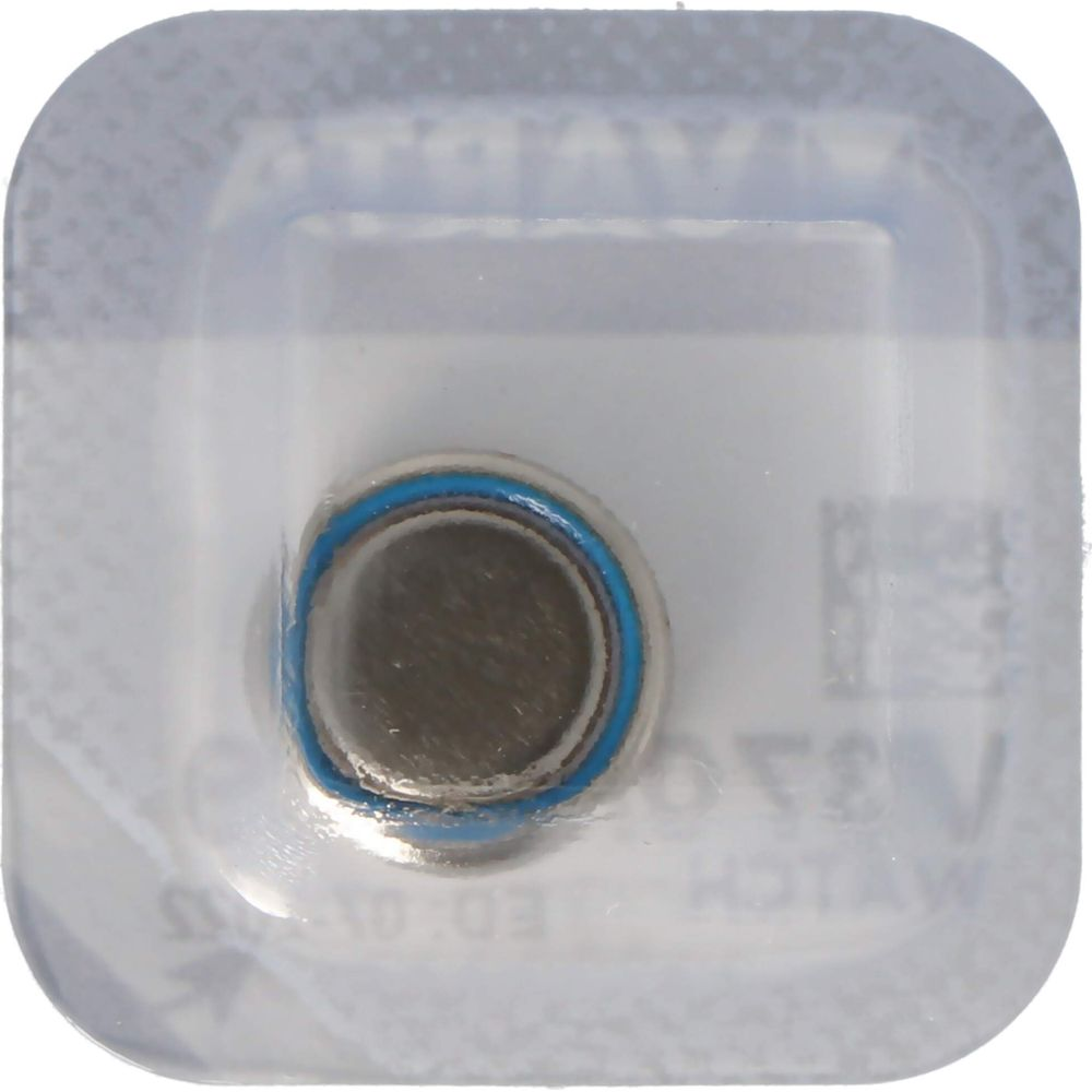 Eine kleine Knopfzelle mit blauem Ring in Blisterverpackung.