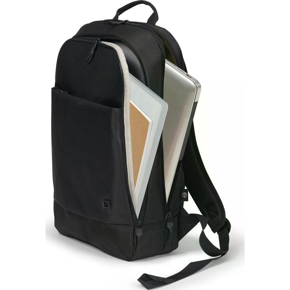 Zaino nero con scomparto aperto, laptop e taccuino visibili.