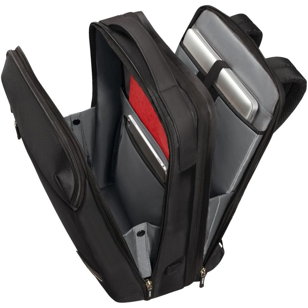 Ein offener schwarzer Rucksack mit Fächern für Laptops, Tablets und Büchern.
