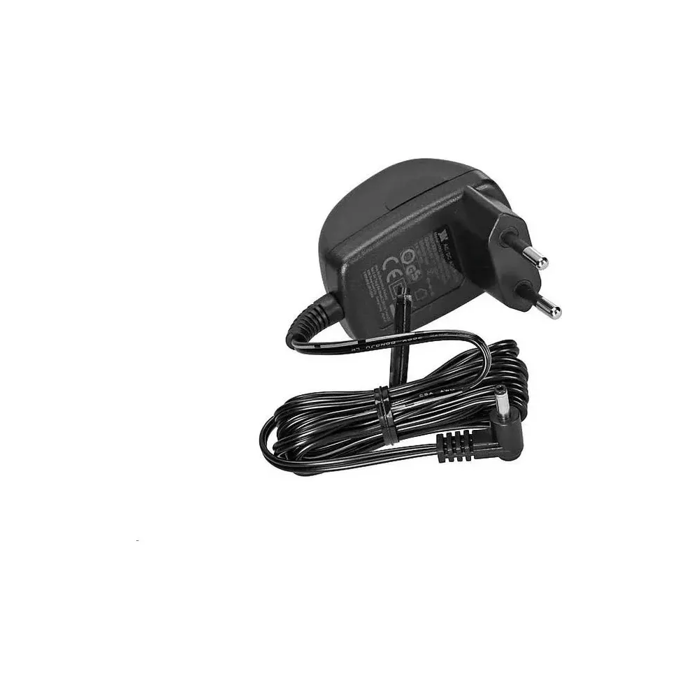 Ein schwarzer Netzadapter mit Kabel auf weißem Hintergrund.