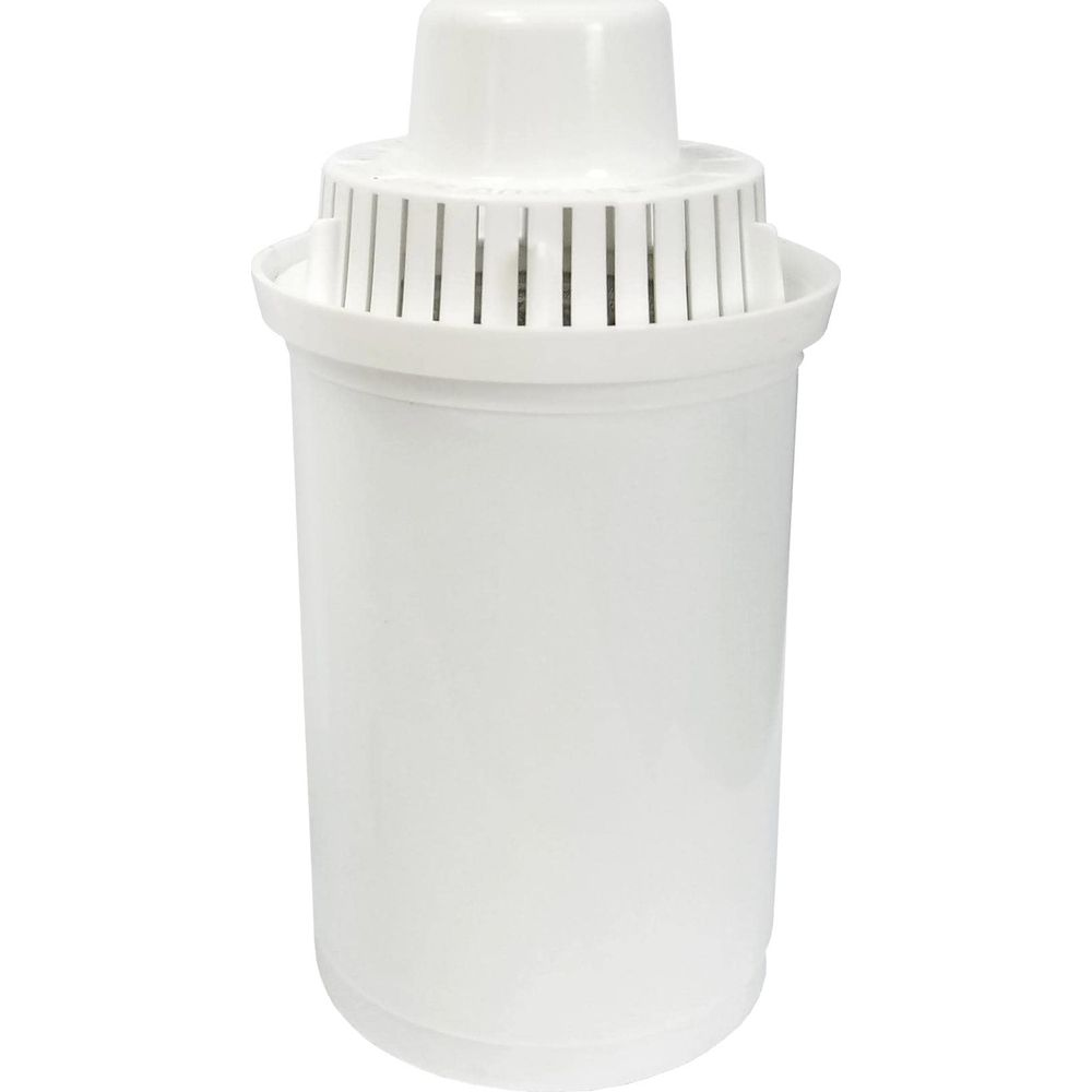 Weier Wasserfilterkrug mit Deckel und Schlitzaufsatz.