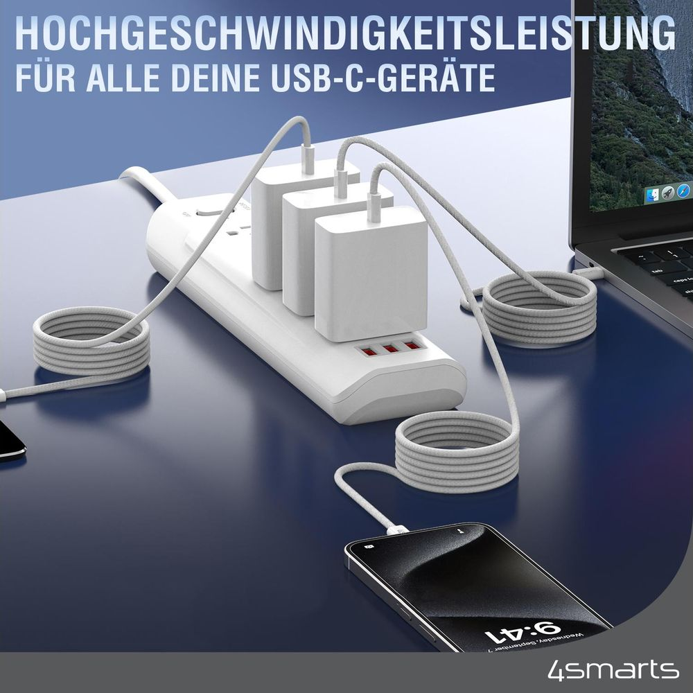 Weiße USB-C Ladestation mit drei Netzteilen, Laptop und Smartphone.