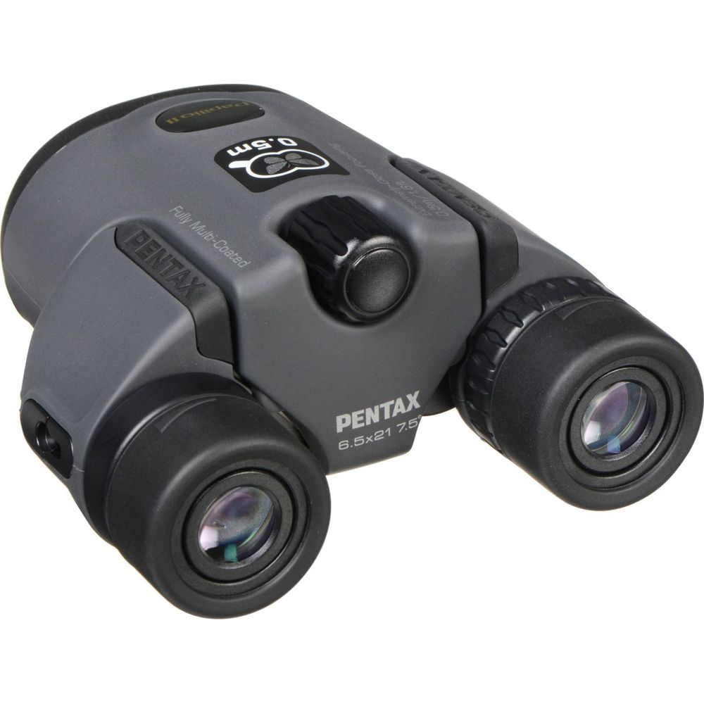 Grijze Pentax verrekijker met scherpstelwiel en lensdoppen.