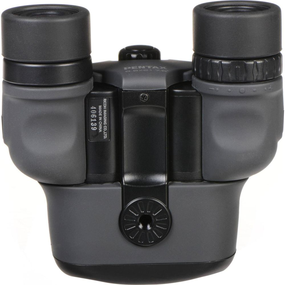 Grijze en zwarte Pentax verrekijker met serienummer aan de zijkant.