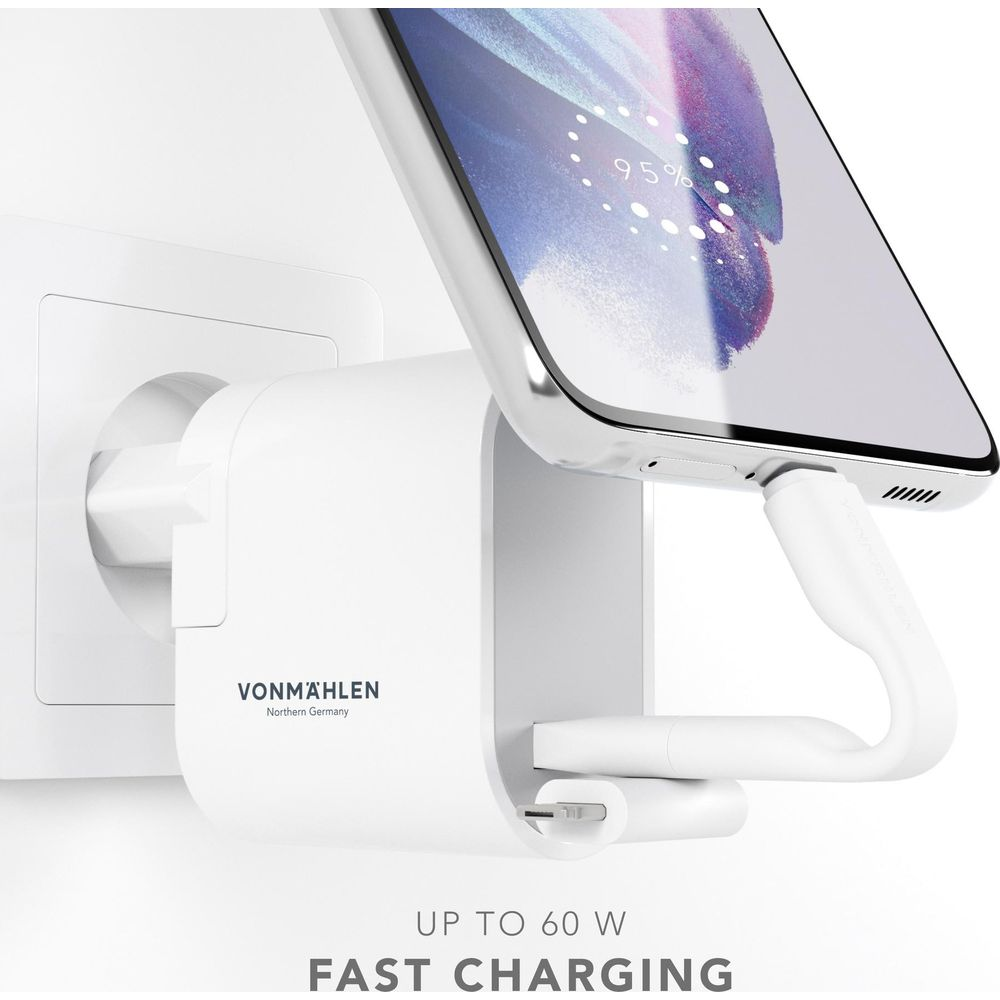 Une prise blanche charge un smartphone affichant 95% de batterie.