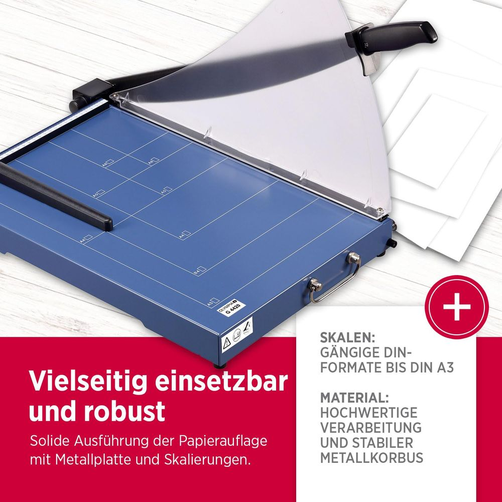 Ein blauer Papier-schneider mit Metallbasis und Skalen. Weiße Blätter liegen rechts.