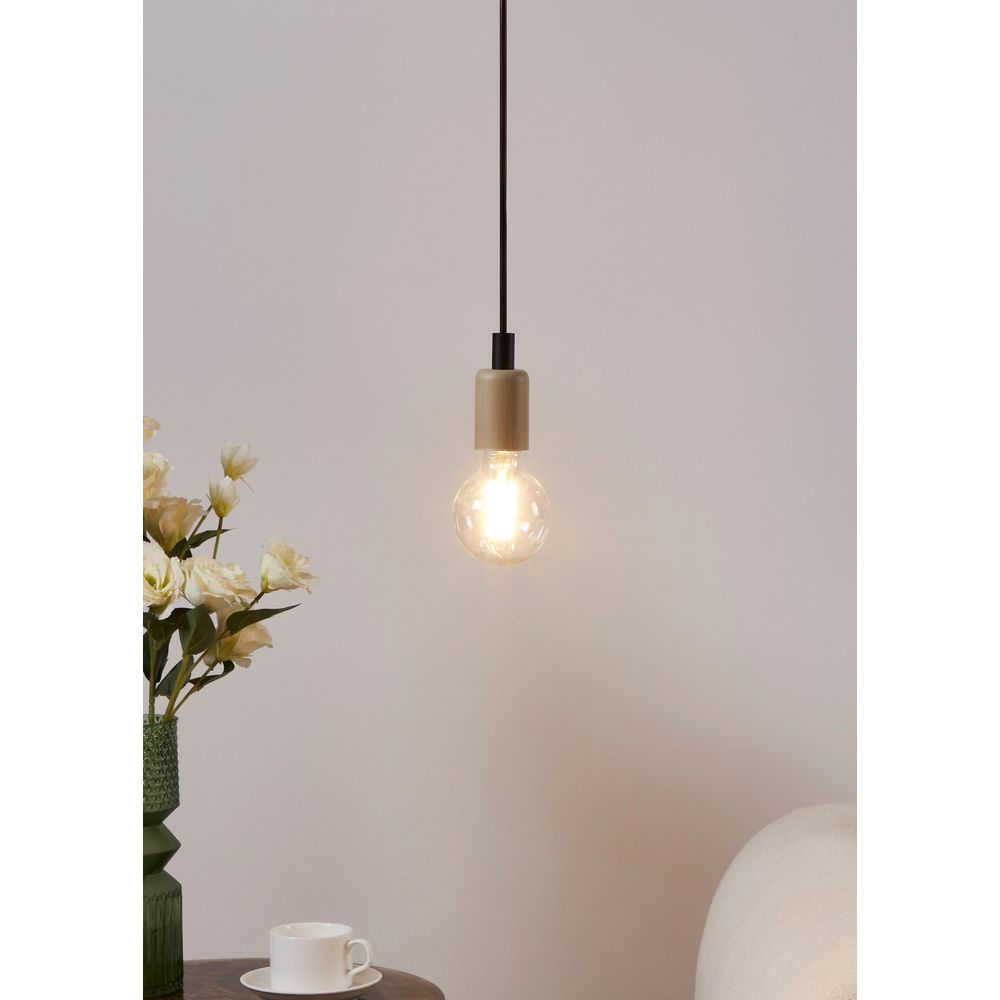 Ein einzelnes Glühbirnen-Pendel mit Holzsockel hängt an einem Kabel.