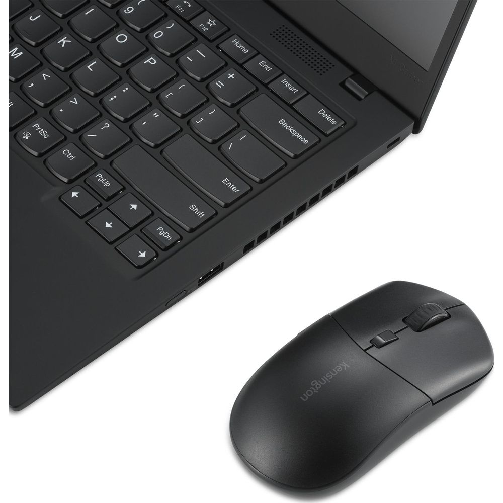 Tastiera nera per laptop con un mouse nero accanto.