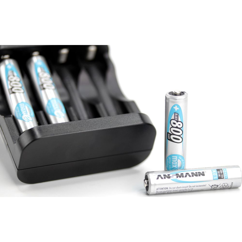 Caricabatterie con batterie AAA. Una batteria è etichettata 800 mAh.
