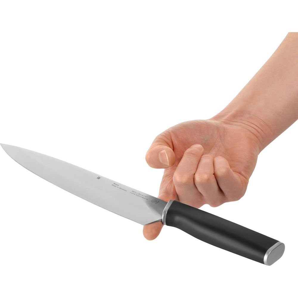 Eine Hand hält ein Küchenmesser mit schwarzem Griff und silberner Klinge.