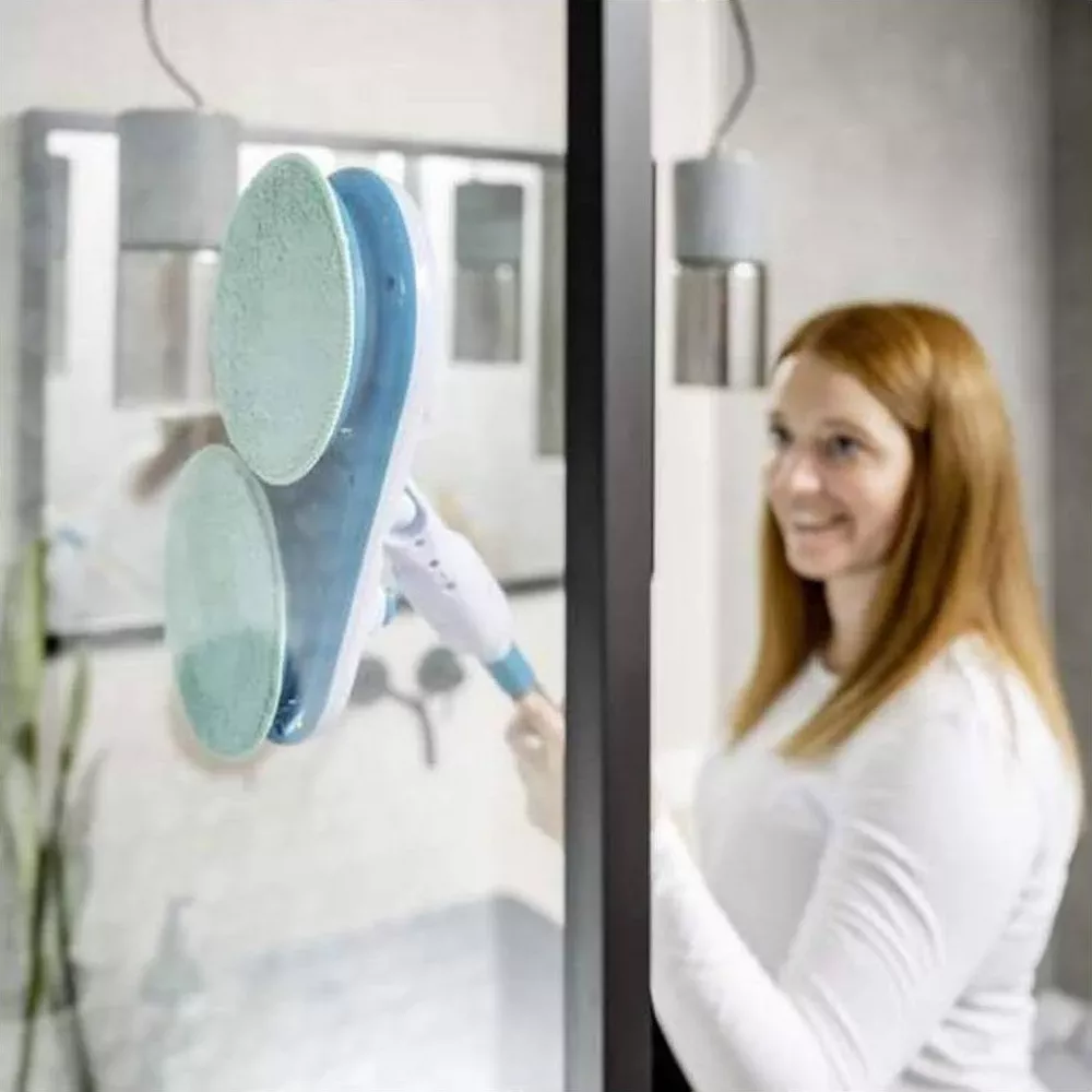 Eine Frau reinigt ein Fenster mit einem blauen und weißen Dampfreiniger.