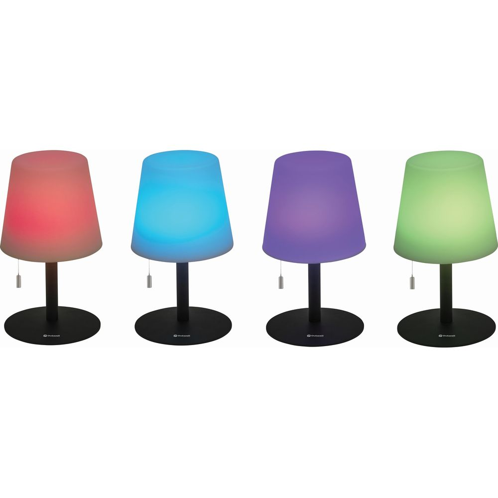 Vier Tischlampen in Rot, Blau, Lila und Grün auf schwarzen Sockeln.