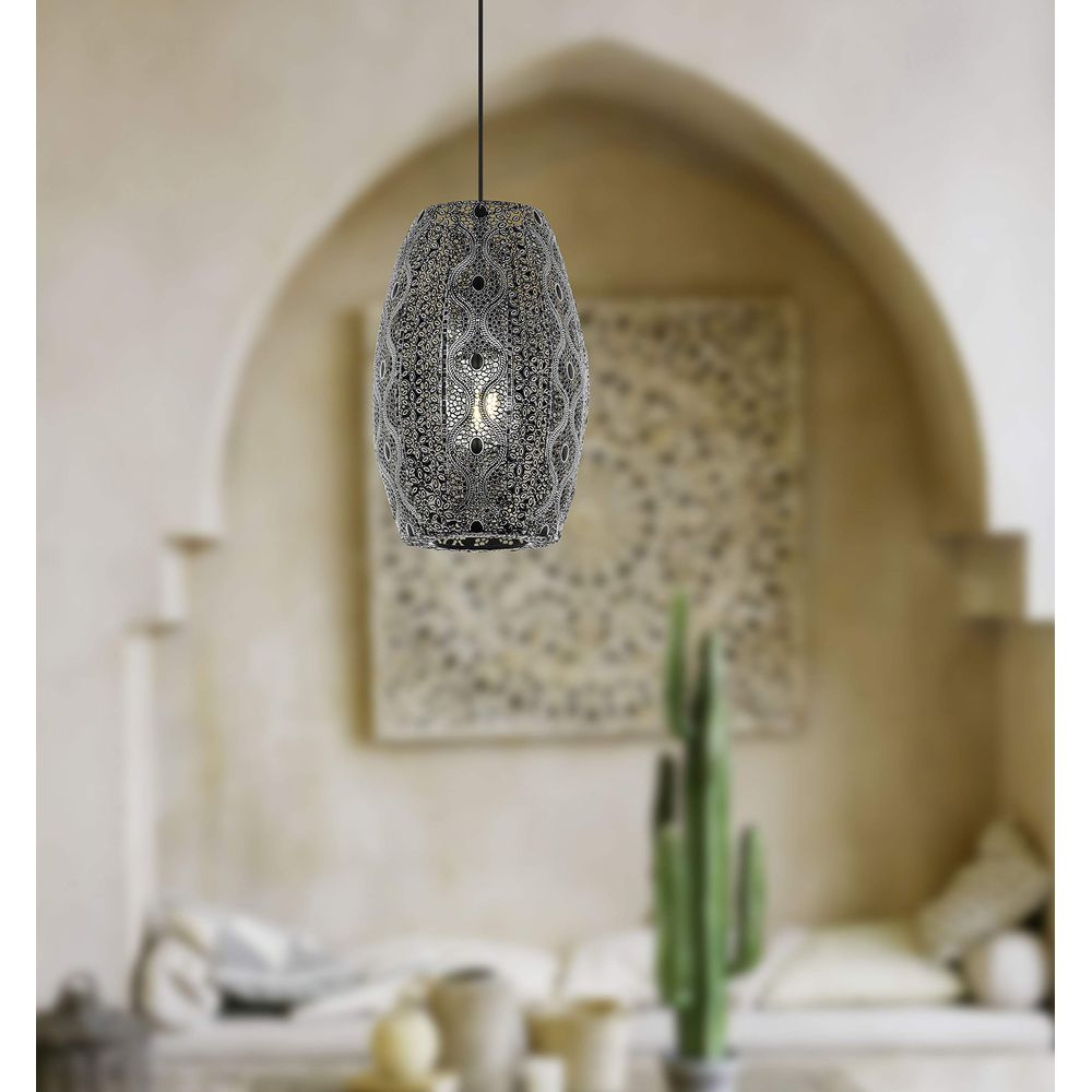 Una lampada a sospensione ornata pende in una stanza con un cactus.