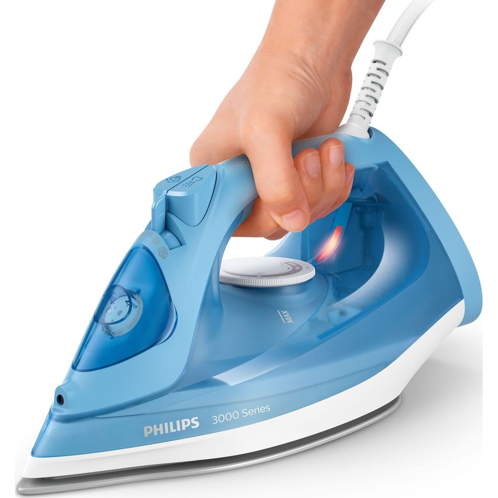 Eine Hand hält ein blau-weißes Philips Bügeleisen mit Kabel.