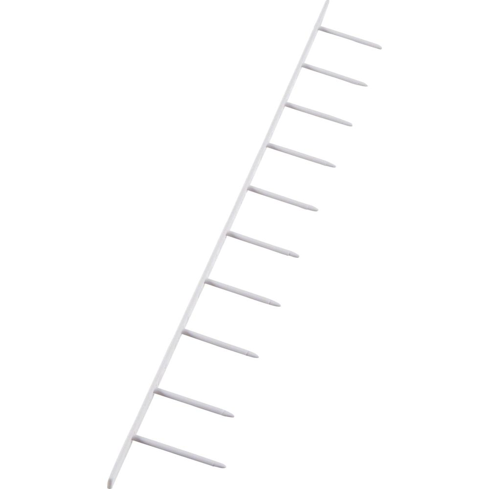 Biała, ukośnie ustawiona drabina z dziewięcioma szczeblami i białymi kołkami.