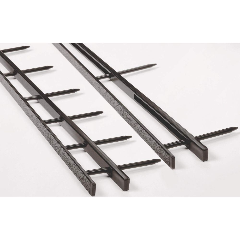 Dwa brązowe metalowe elementy drabinki z ostrymi palikami na białym tle.