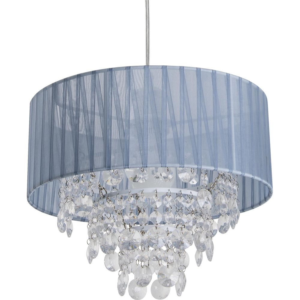Suspension avec abat-jour en tissu bleu et ornements en cristal.