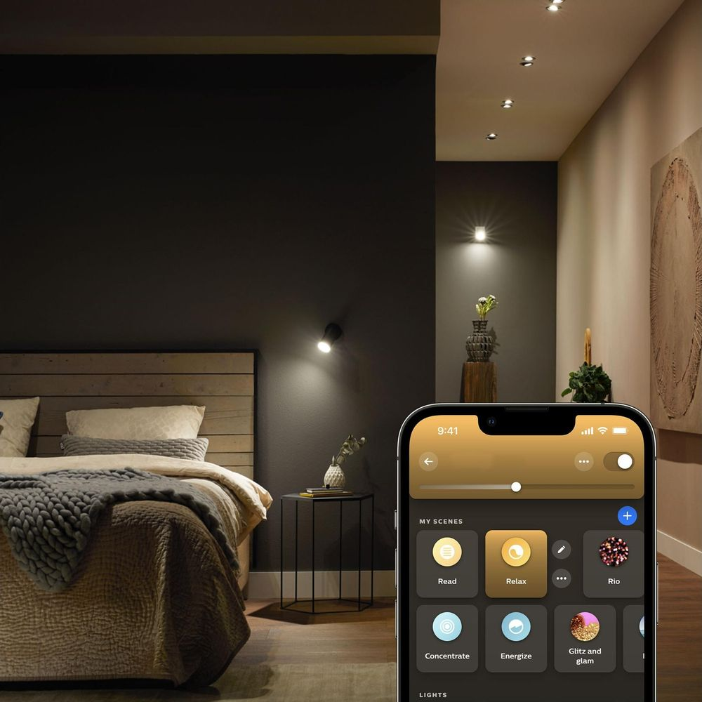 iPhone wyświetla aplikację do sterowania oświetleniem nad łóżkiem z szafką nocną.