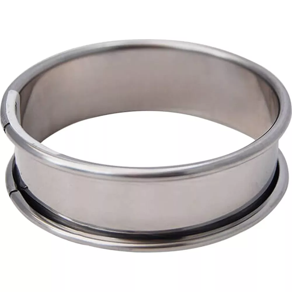 Ein einzelner, silberner Metallring mit einer breiten, glatten Außenfläche.