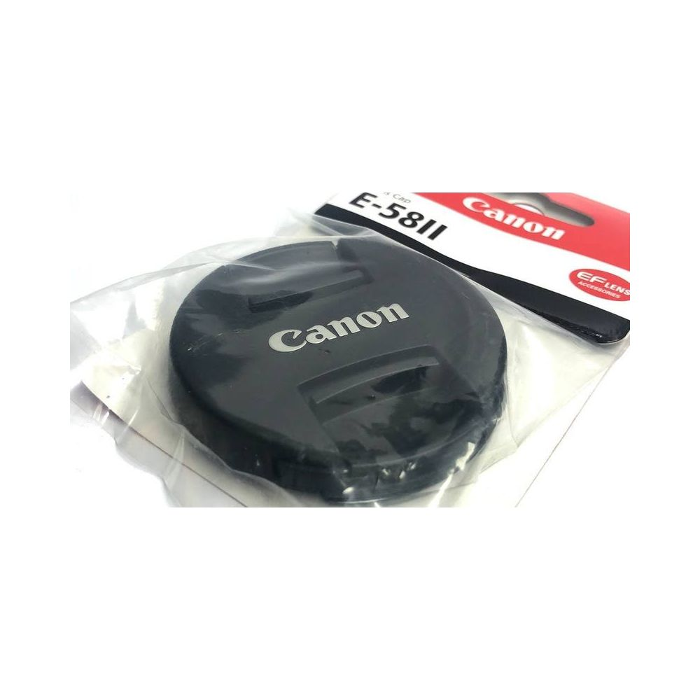 Czarna osłona obiektywu Canon E-58II w opakowaniu.
