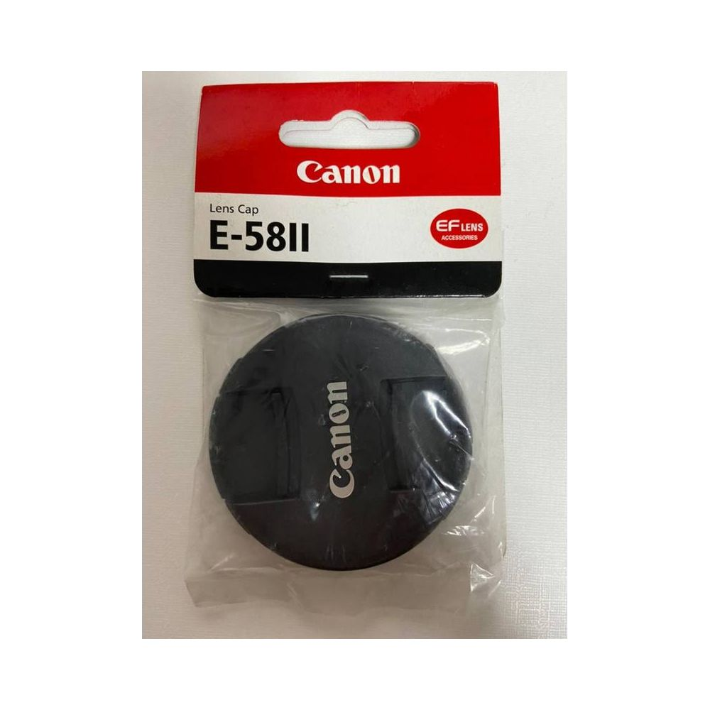 Czarna osłona obiektywu Canon E-58II w opakowaniu z czerwonym logo.