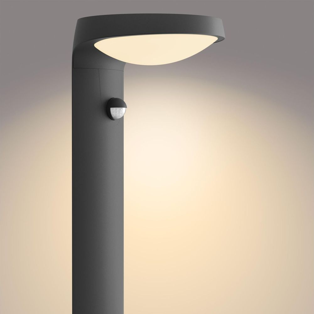 Lampione grigio con sensore di movimento e paralume illuminato.