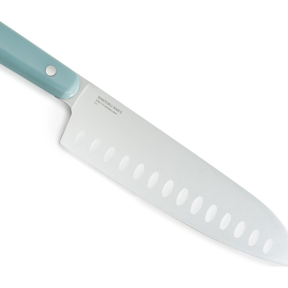 Een Santoku mes met lichtblauwe handgreep en gepolijst roestvrijstalen lemmet.