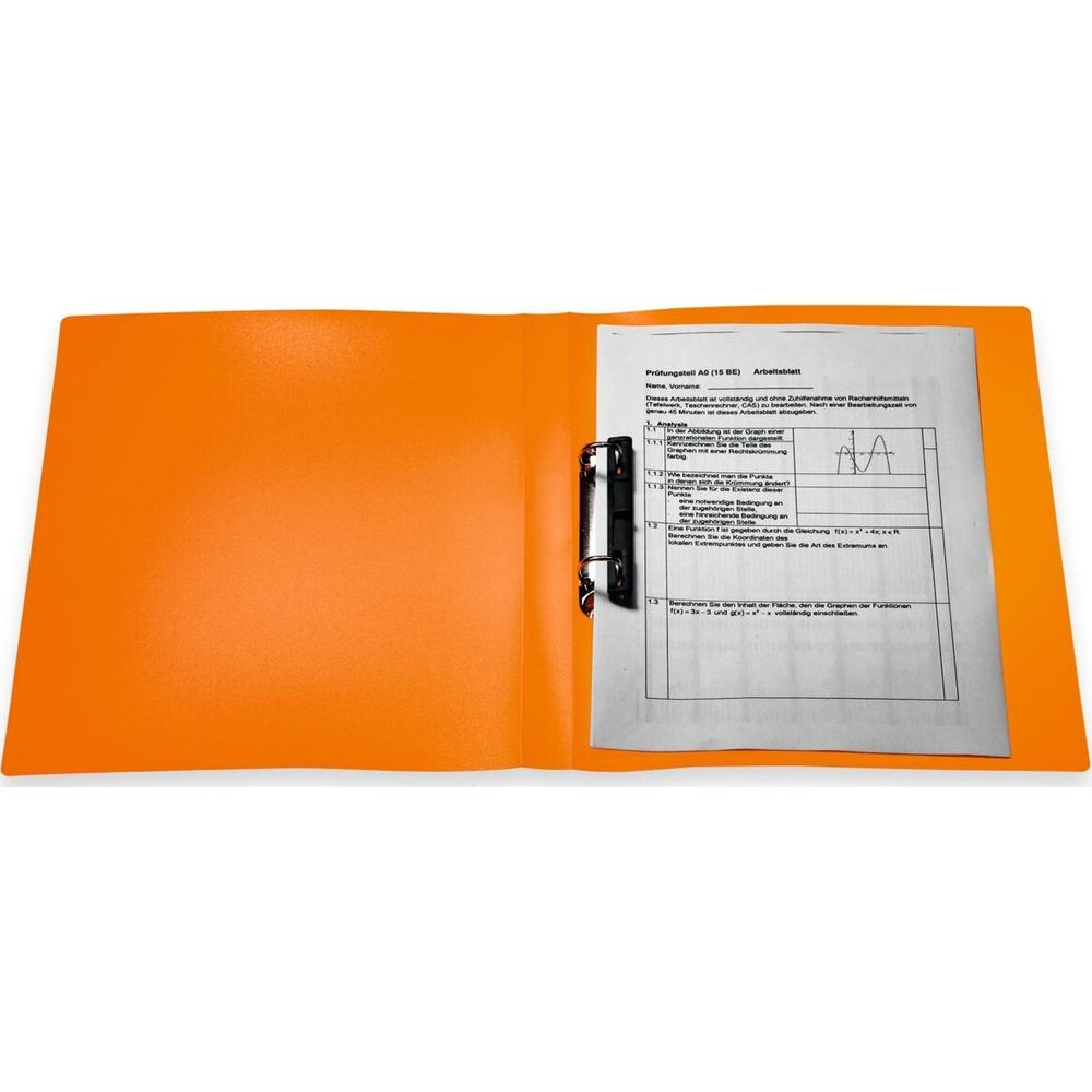 Pomarańczowy segregator zawierający arkusz roboczy z zadaniami matematycznymi.