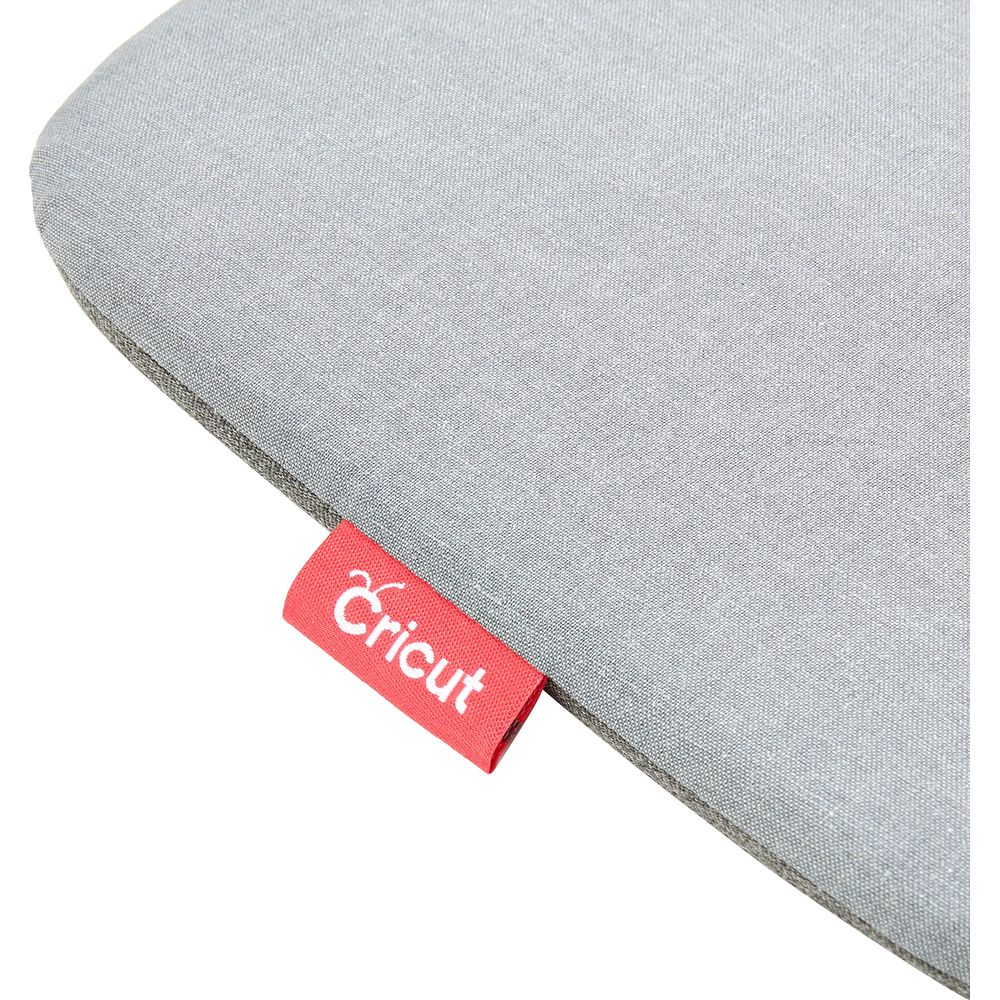 Graues Gewebe mit rotem Etikett mit der Aufschrift „Cricut“.