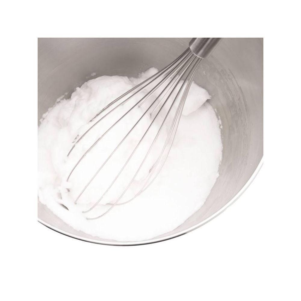 Trzepaczka w misce z ubitymi białkami jaj.