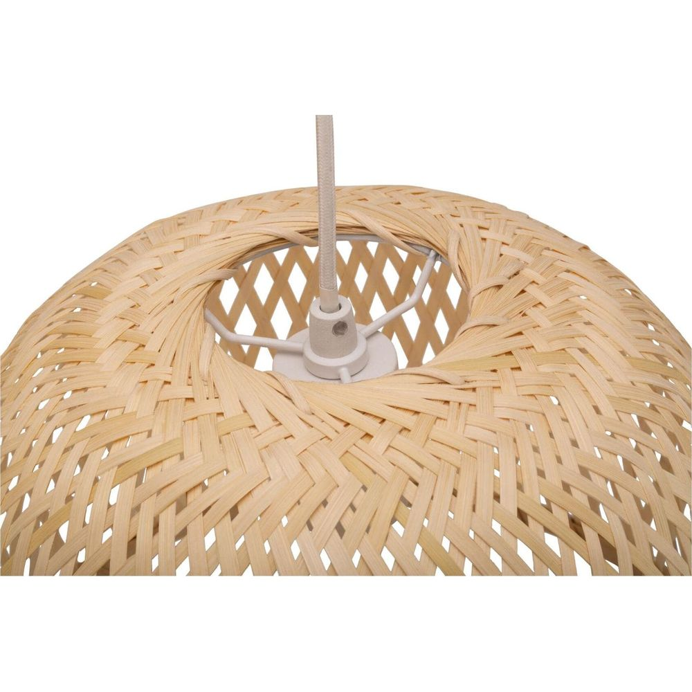 Jasny, tkany bambusowy klosz lampy z białym systemem zawieszenia.