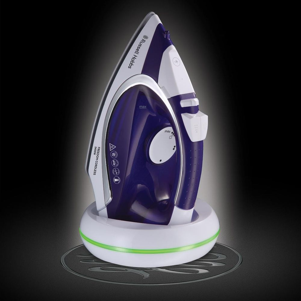 Żelazko bezprzewodowe ze stacją ładującą: niebieskie i białe, marki Russell Hobbs.