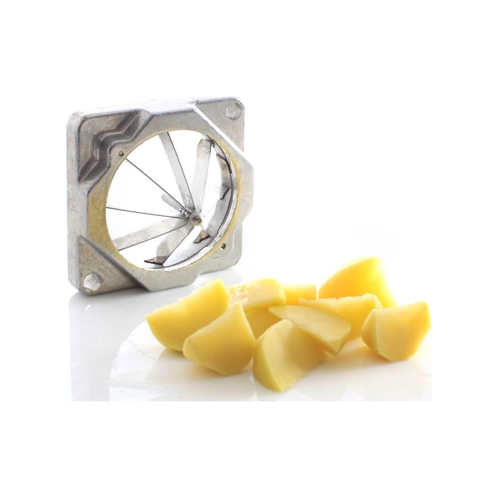 Un taglia patate in metallo con più lame accanto a un mucchio di pezzi di patate tagliate.