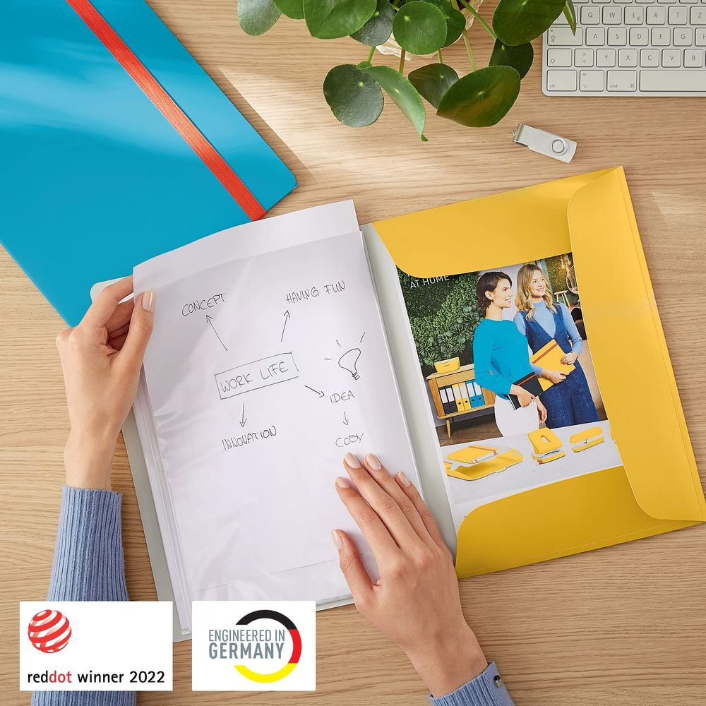 Ręce trzymają teczkę z diagramem i zdjęciami dwóch kobiet.