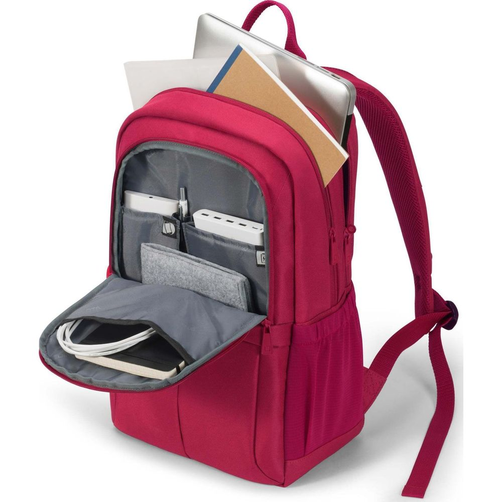 Un sac à dos rouge avec compartiment ouvert, rempli d'ordinateur portable, carnet, câbles et chargeurs.