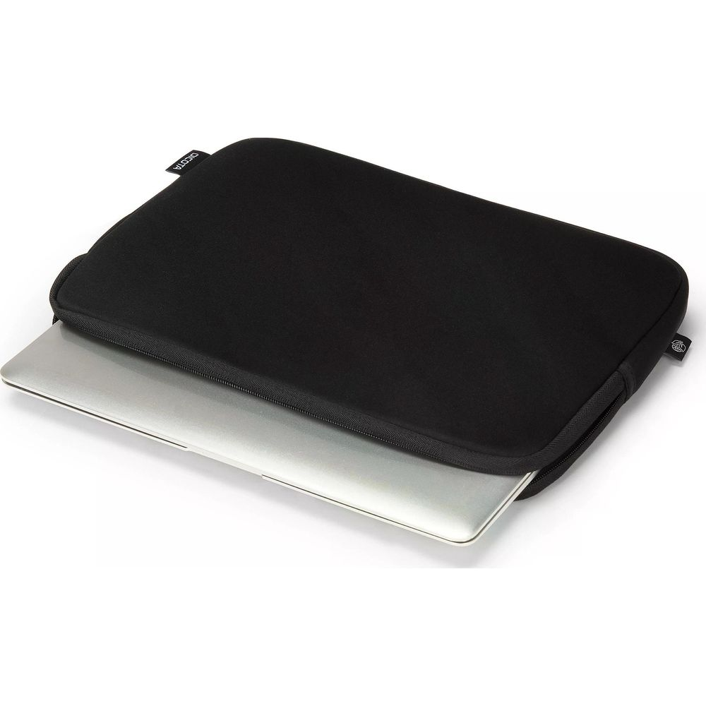 Un laptop argentato viene parzialmente inserito in una custodia nera. Il marchio DEDCTA è visibile.