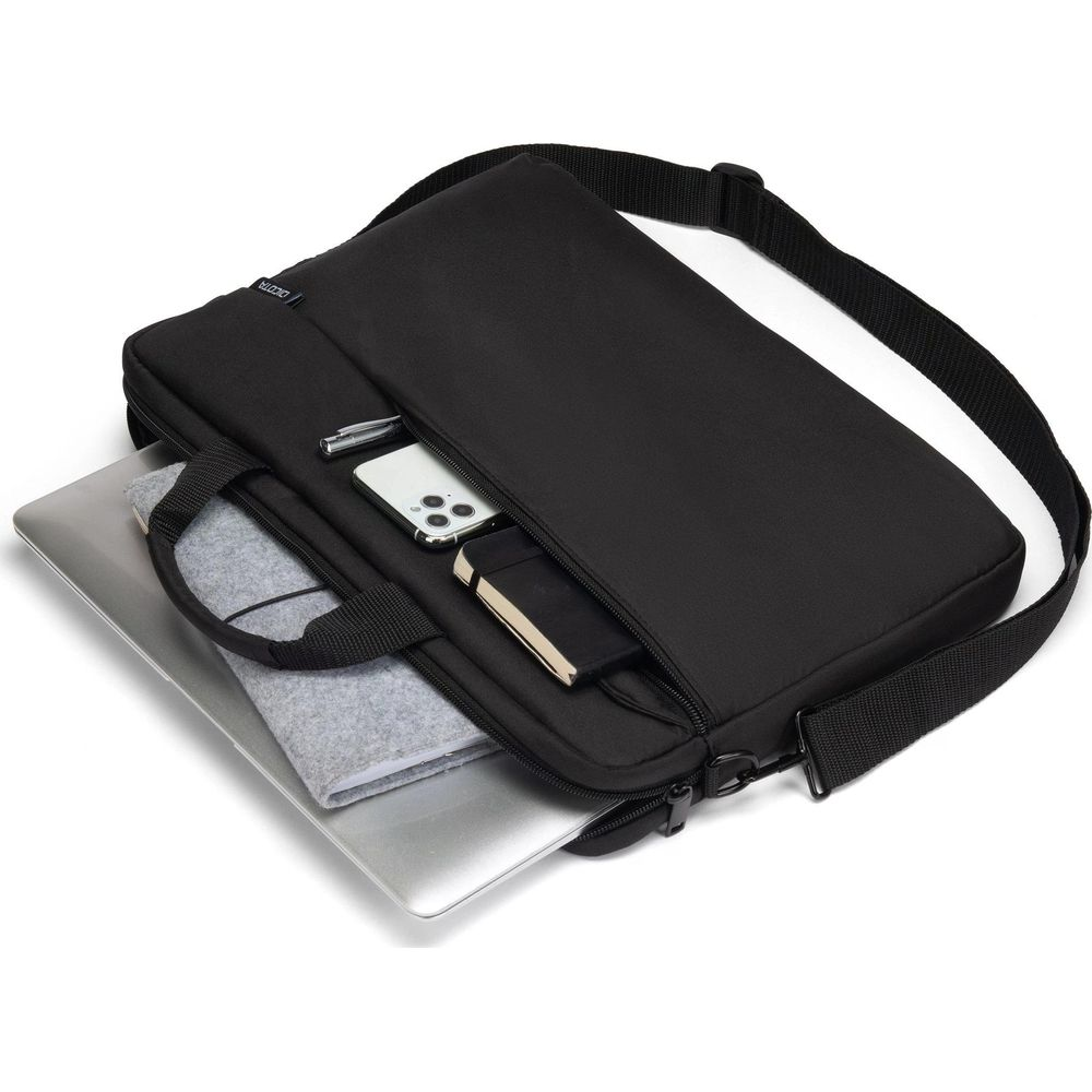 Borsa nera per laptop con laptop, telefono, penna e taccuino all'interno.
