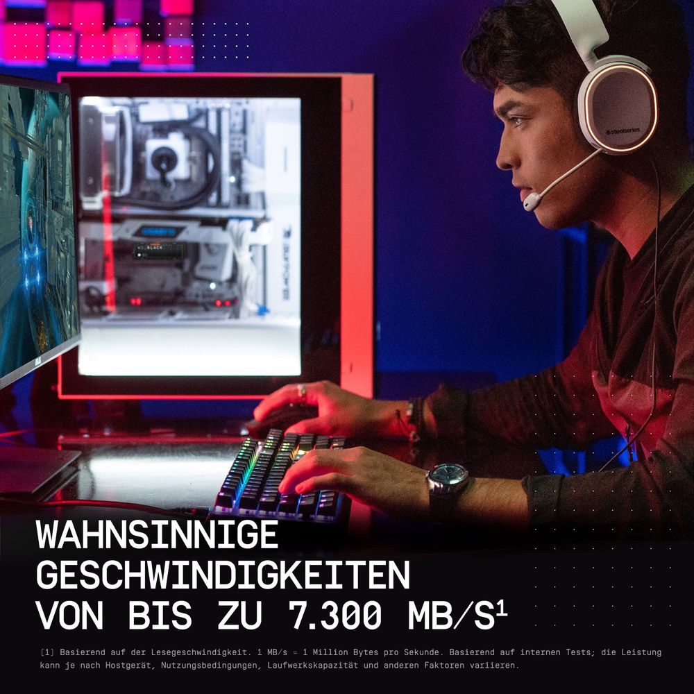 Mężczyzna w słuchawkach gra na podświetlanej klawiaturze, widoczny jest komputer.