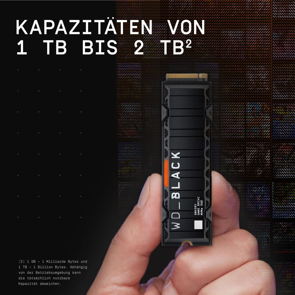 Dłoń trzyma czarny dysk NVMe SSD WD_BLACK z pomarańczowym akcentem. Tekst wskazuje pojemności.