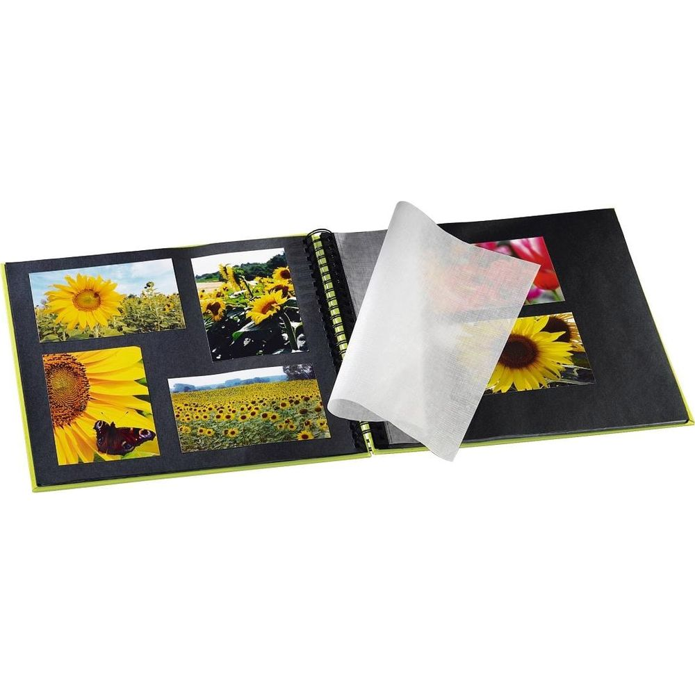 Otwarty album z fotkami słoneczników. Podniesiono kartkę papieru.