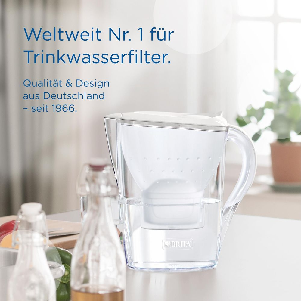 Een Brita waterfilter staat op een aanrecht naast flessen.