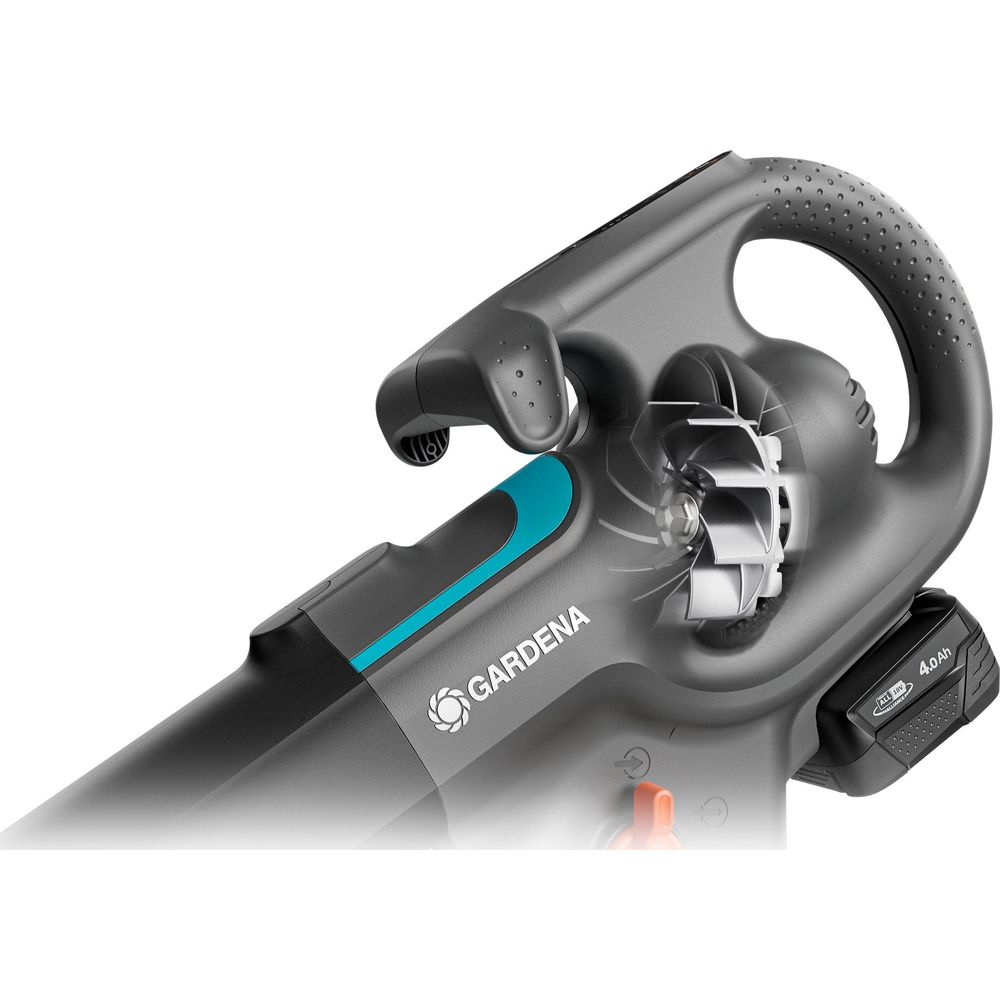 Szara dmuchawa do liści z logo Gardena, widocznym wentylatorem i akumulatorem 4,0 Ah.