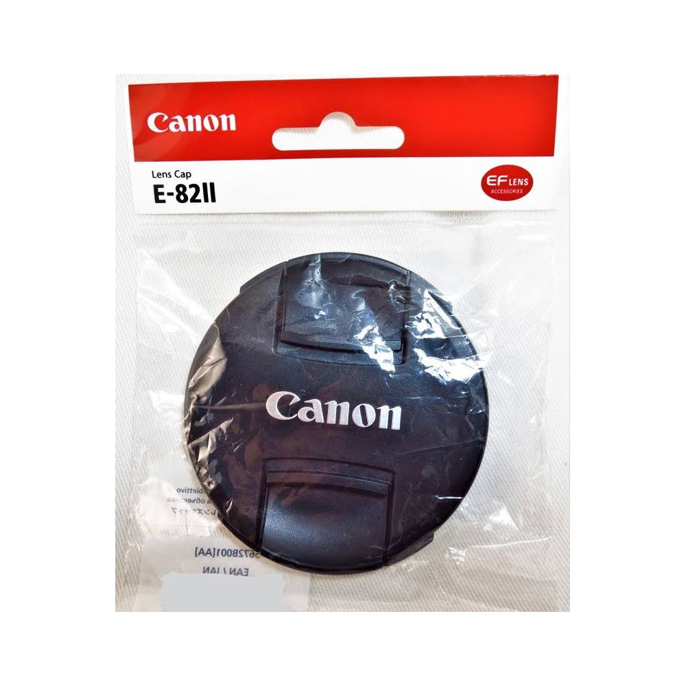 Czarna osłona obiektywu Canon E-82II w przezroczystym opakowaniu.