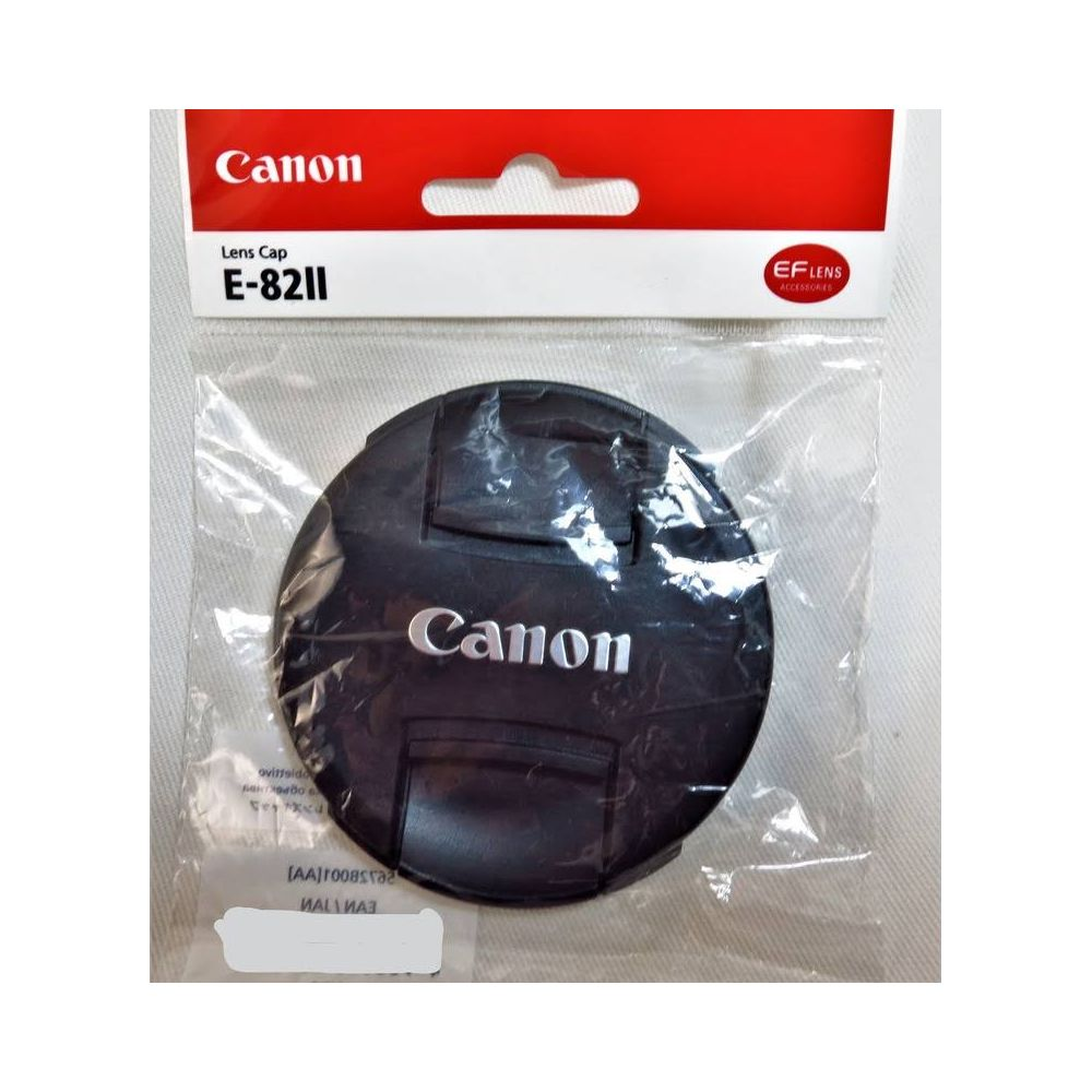 Czarna osłona obiektywu Canon E-82II w opakowaniu.
