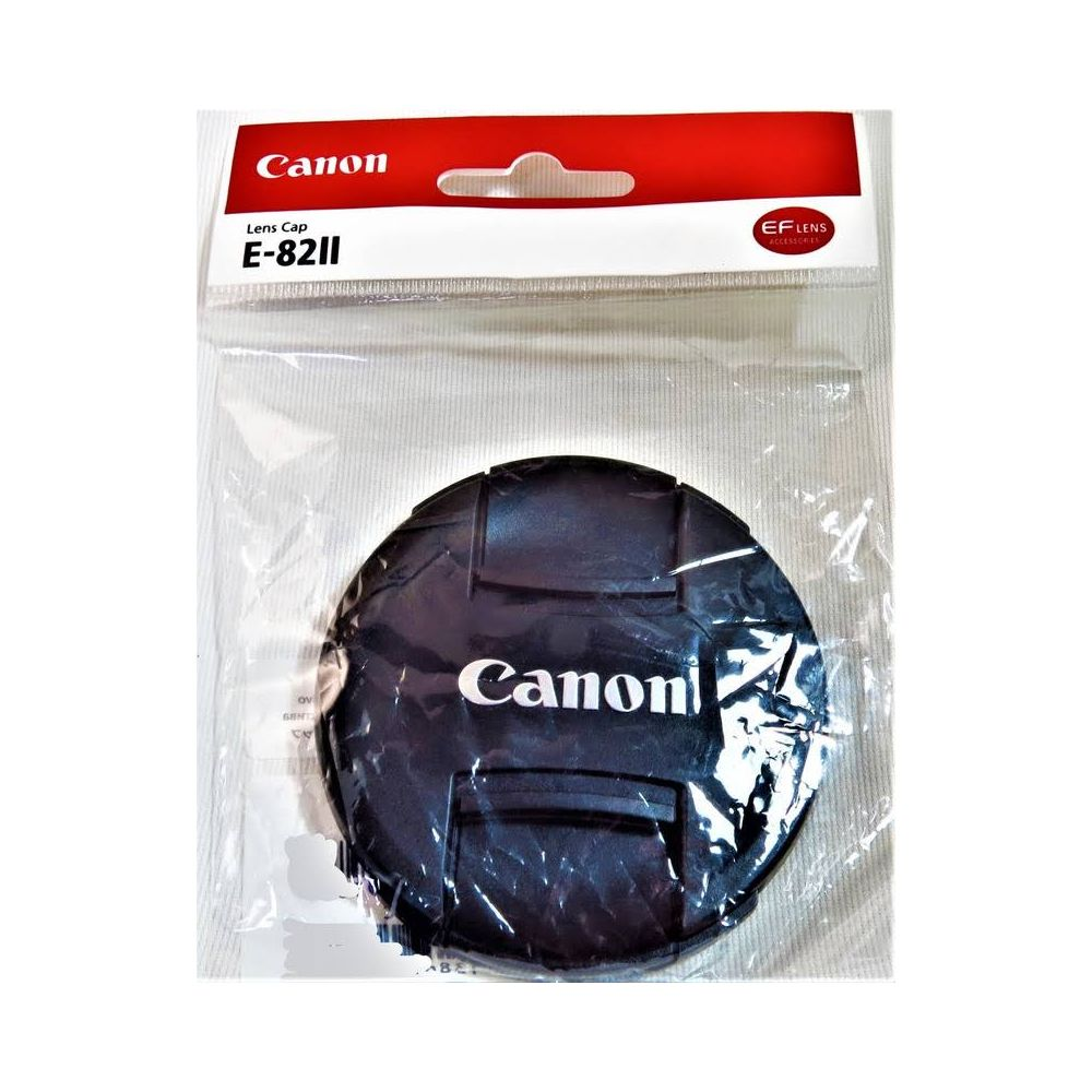 Czarna osłona obiektywu Canon E-82II w opakowaniu.