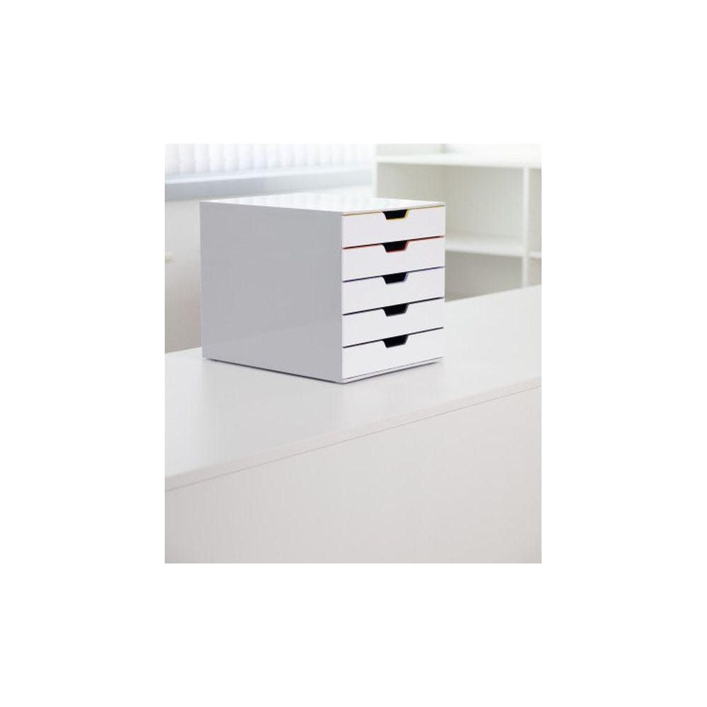 Biała szafka na dokumenty z pięcioma szufladami stoi na biurku.