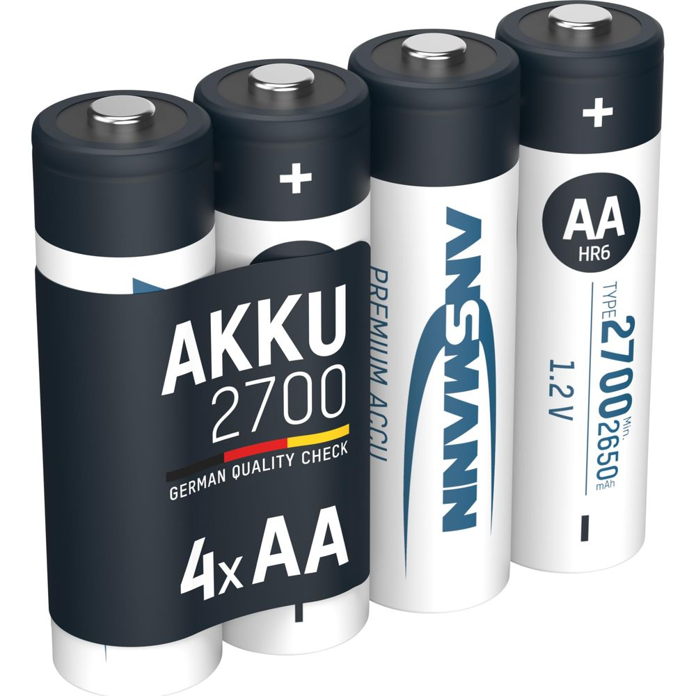 Vier AA-batterijen, twee met zwarte en twee met witte labels.